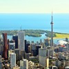 Wolkenkratzer des Zentrums von Toronto und der CN Tower mit Blickrichtung zum Ontariosee