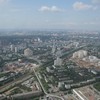 Blick nach Westen. In der Bildmitte kann amn das Gleis der Bahnstrecke Sankt Petersburg–Moskau erkennen.