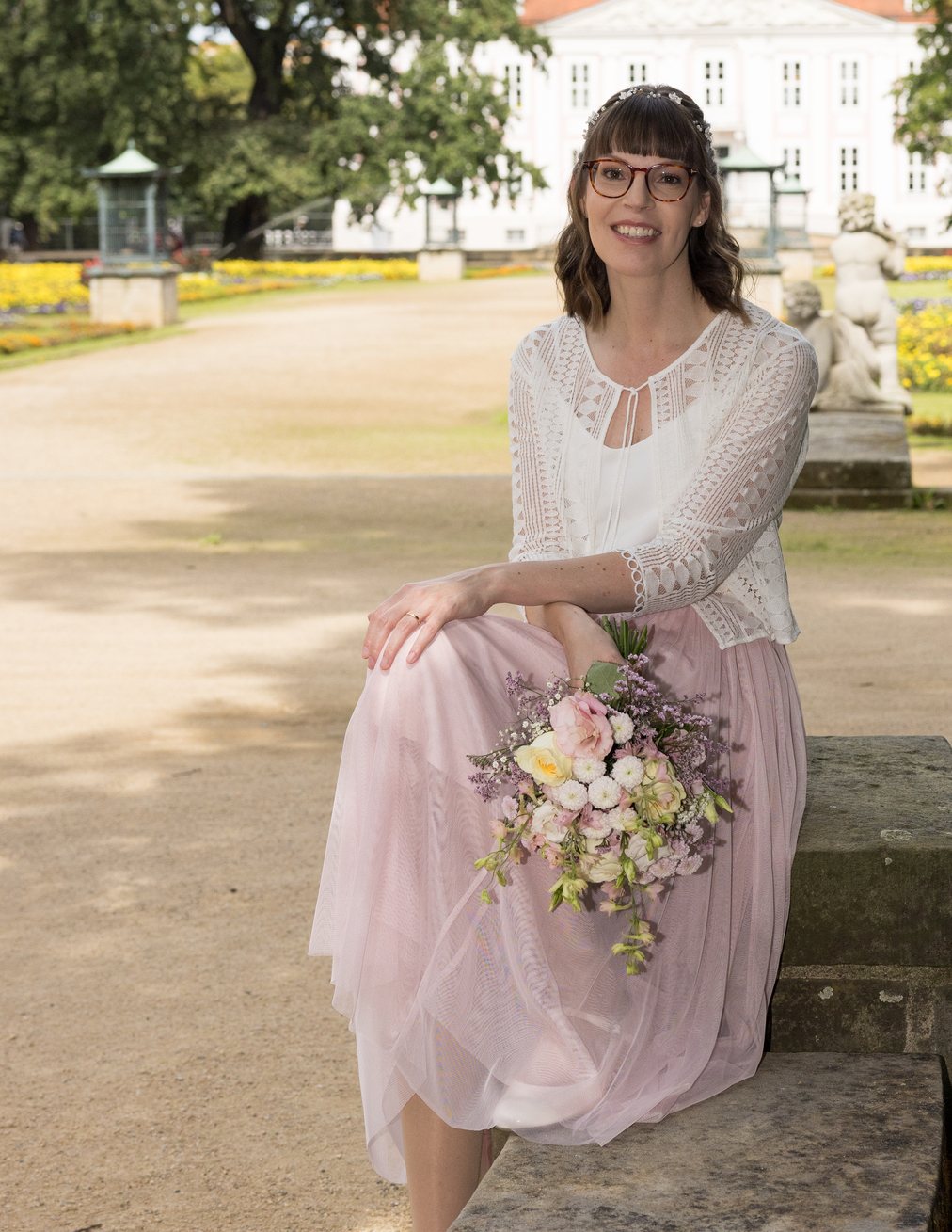 Lächelnder Bräutigam bei Trauzeremonie in Berlin