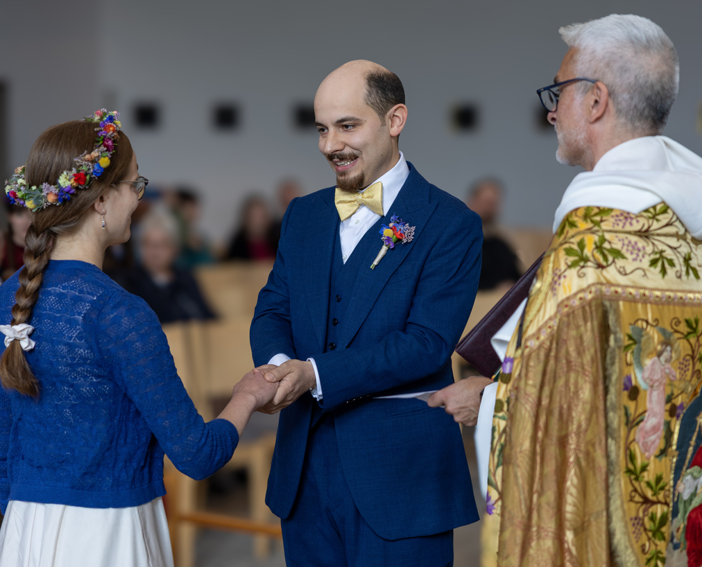 Lächelnder Bräutigam bei Trauzeremonie in Berlin
