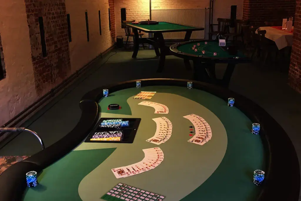 Aufgebaute Black-Jack-Tische im Gewölbekeller bereit für ein Casino-Event