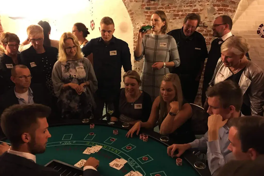  Gäste spielen Black Jack im Gewölbekeller bei einem mobilen Casino-Event