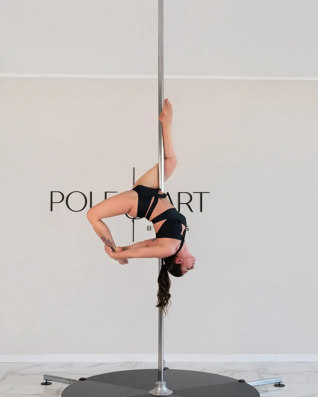 Frau tanzt Pole Dance bei POLE & ART BY JULES