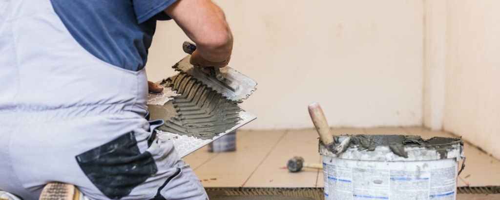 Fliesenleger arbeitet an einem modernen Badezimmer – Effektiv Bau UG