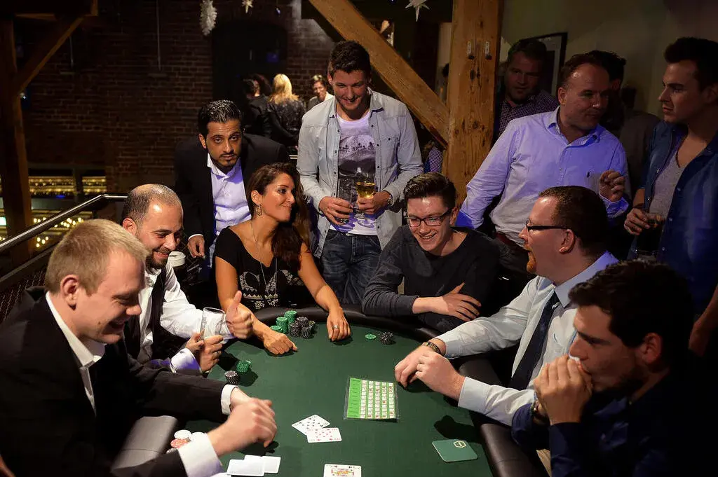 Gruppe junger Gäste spielt Black Jack in rustikaler Eventlocation – Casino-Event