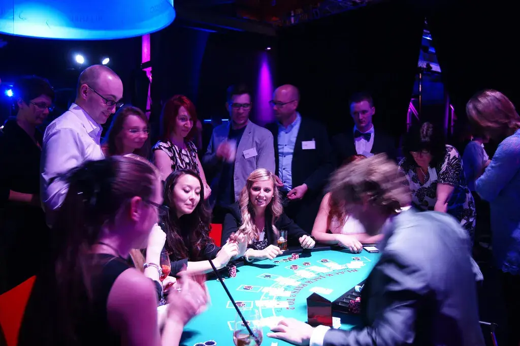 Bild oben links: Gäste spielen Black Jack bei einer stimmungsvollen Firmenfeier