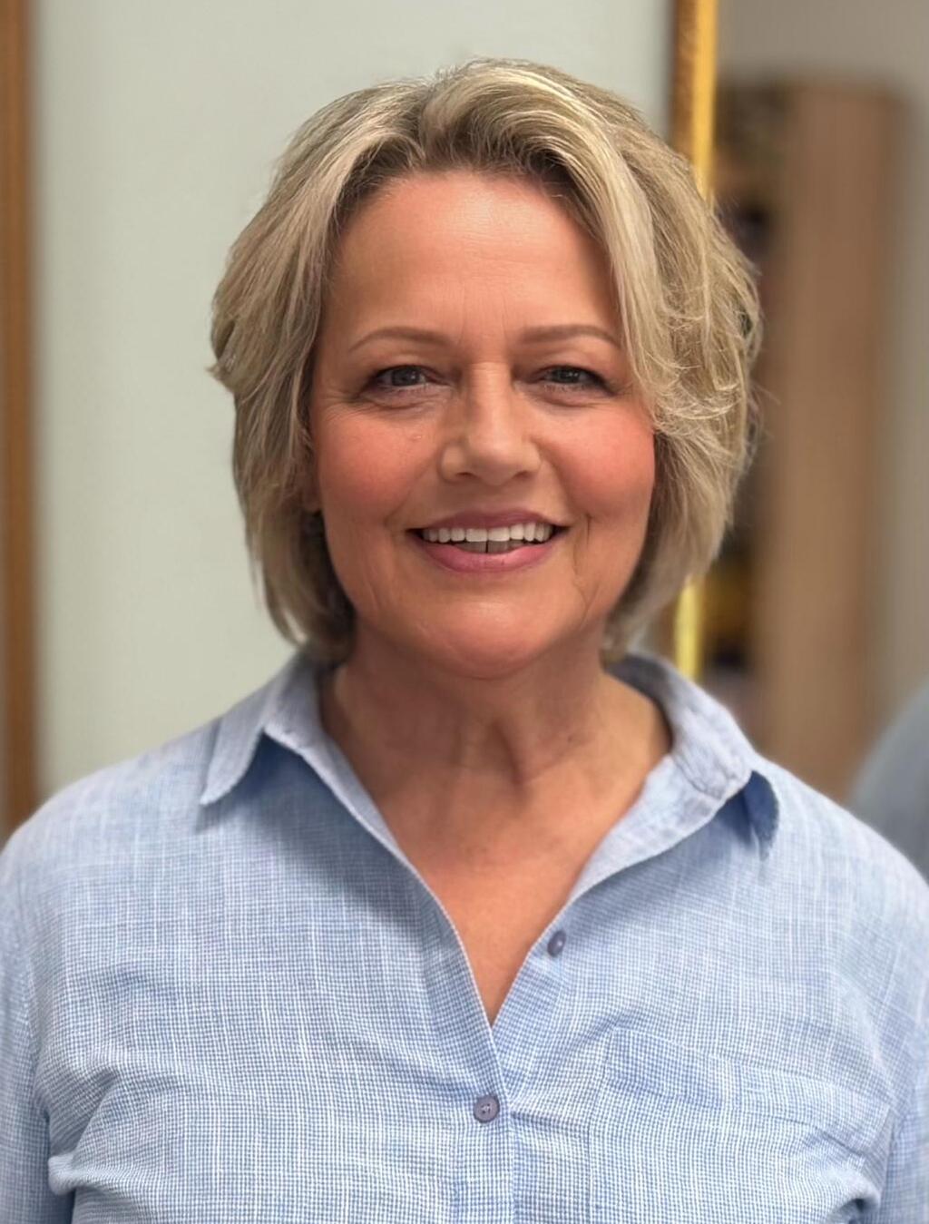 Portraitfoto von Friseurmeisterin Gulnara Julia Kahler in ihrem Friseursalon in Hamburg Schnelsen