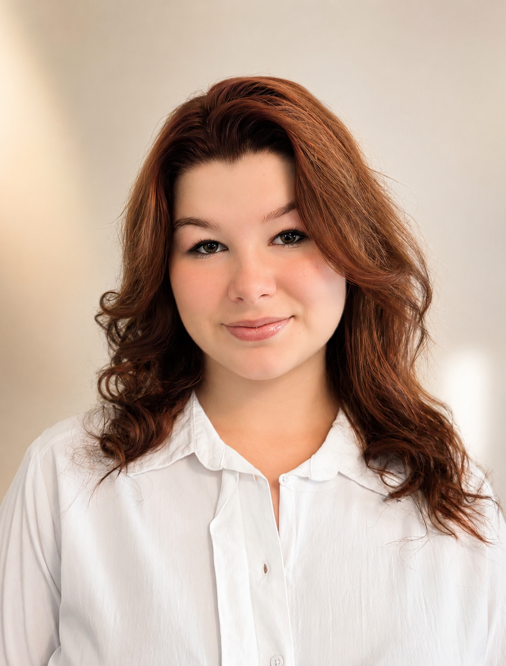 Portraitfoto von Friseurmeisterin Gulnara Julia Kahler in ihrem Friseursalon in Hamburg Schnelsen