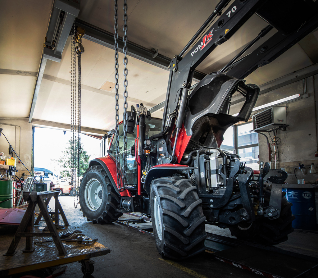 Landtechnik Schaflitzel Lindner Traktor in Werkstatt