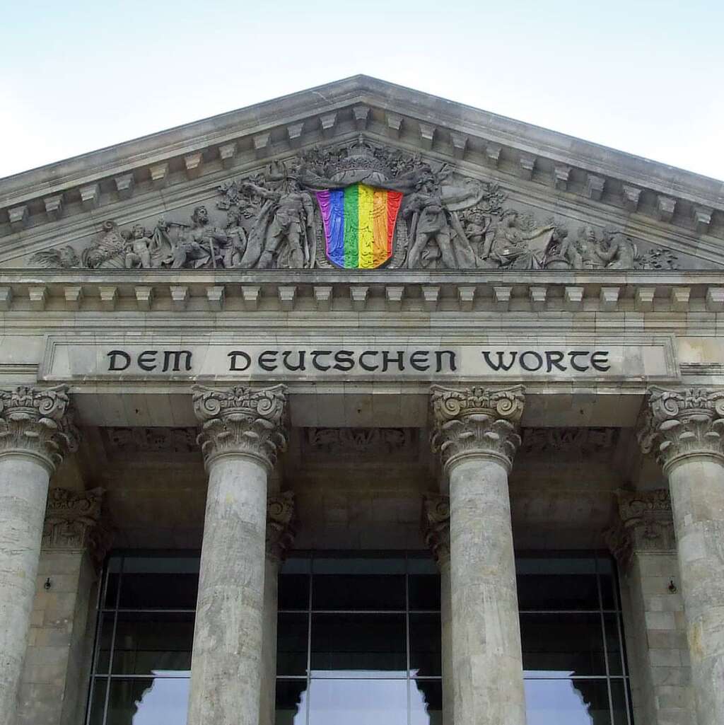 Bild des Reichstagsgebäudes mit verändertem Schriftzug von Texter Hamburg Daniel Kaesmacher