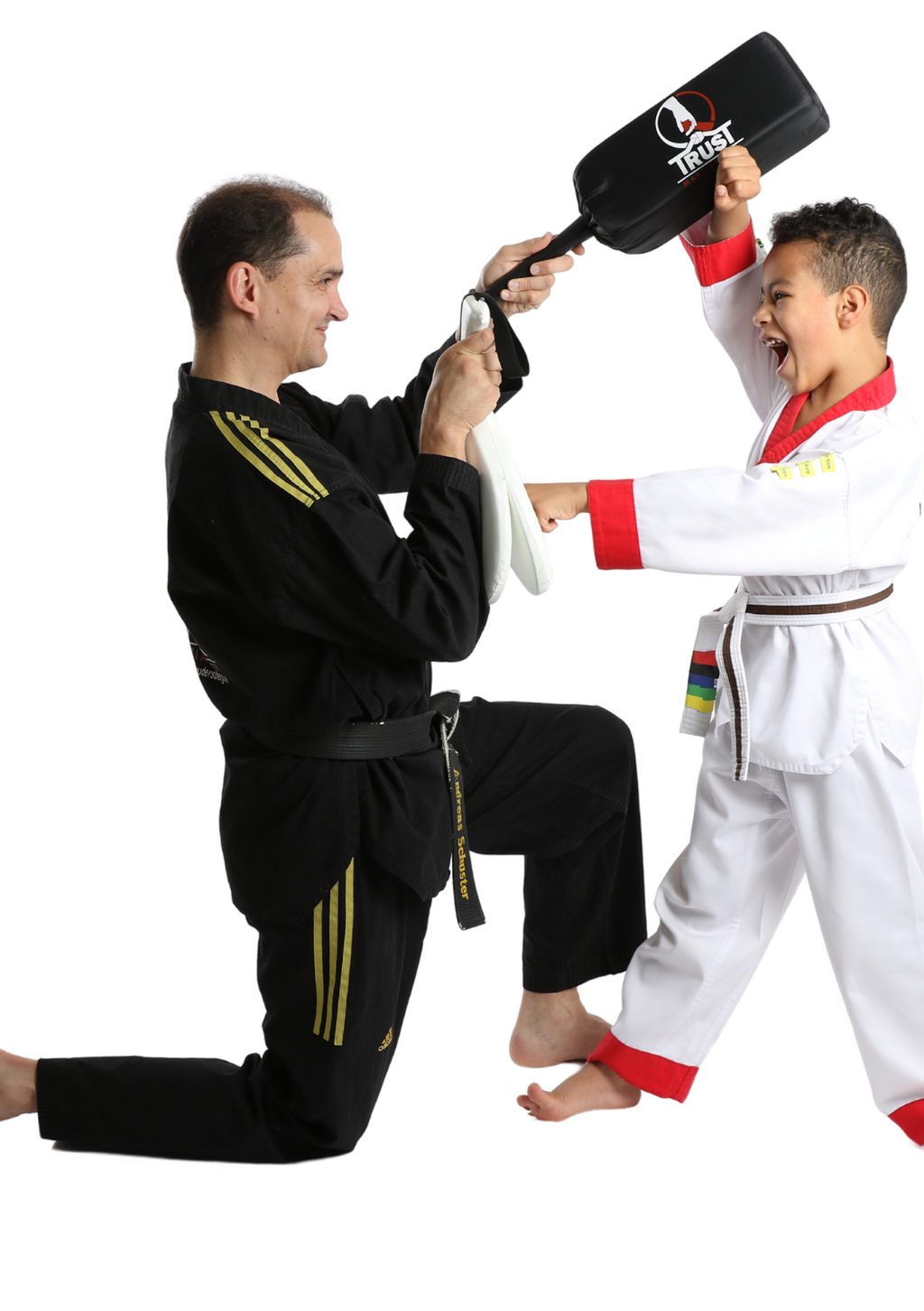 Kind übt mit Lehrer Taekwando