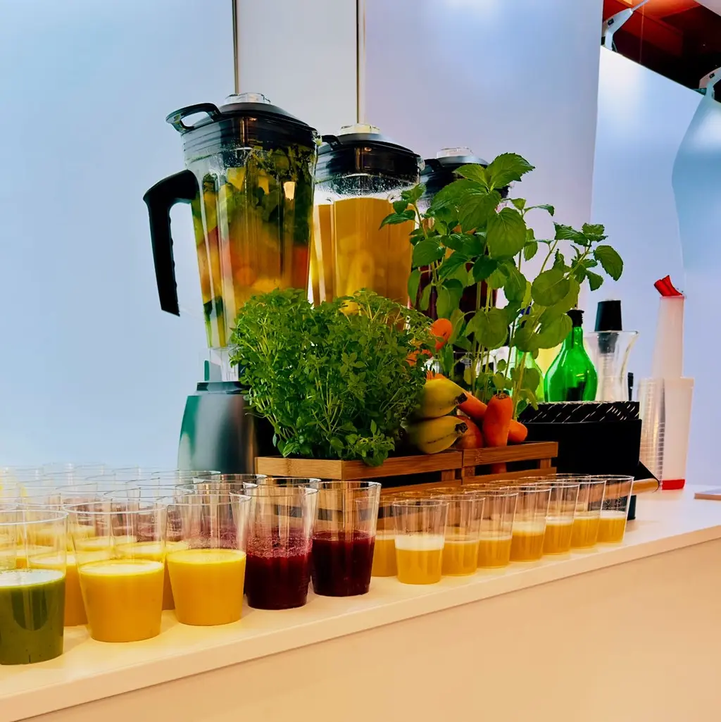 Smoothie in Gläsern aus Himbeeren, Kirschen und Apfel