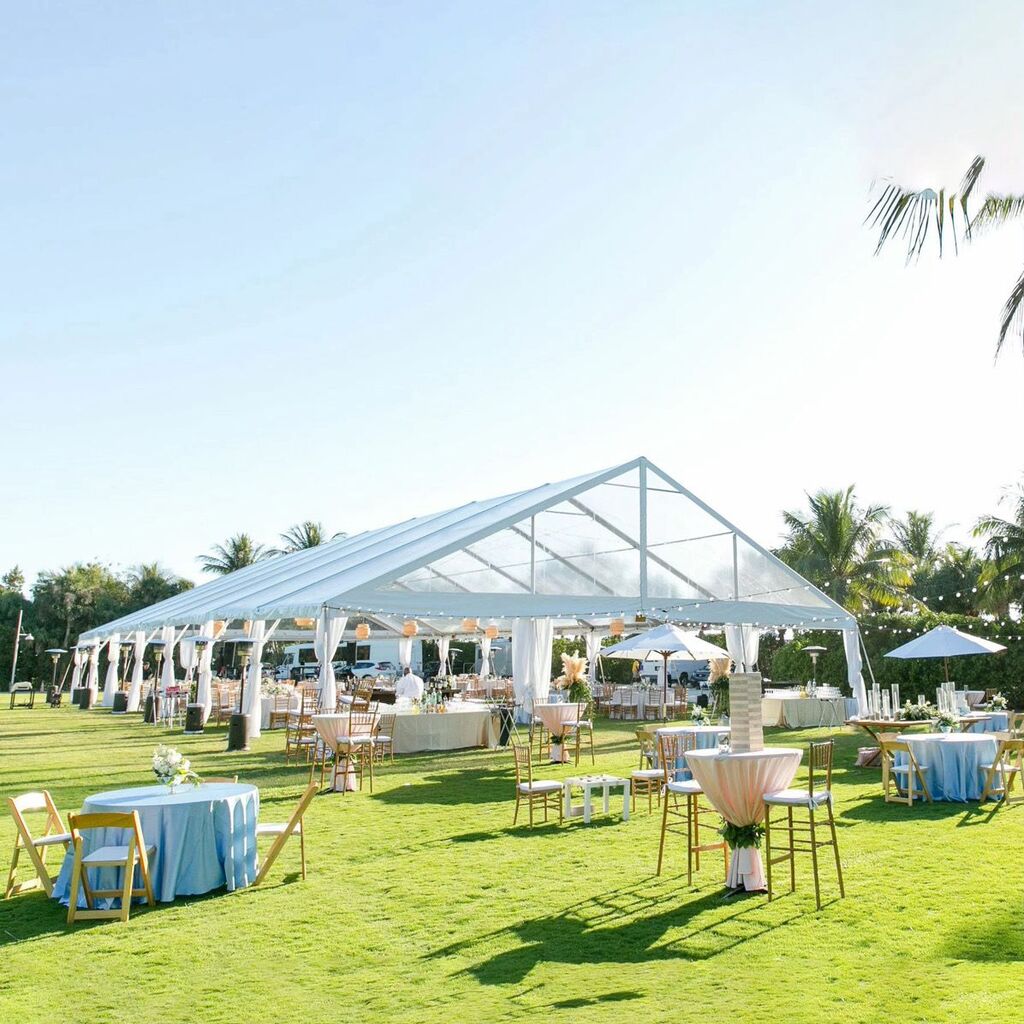 Festzelt mit vielen gedeckten Tischen