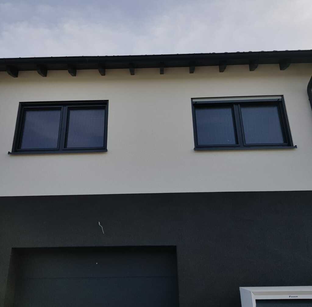 Haus frontal von unten fotografiert