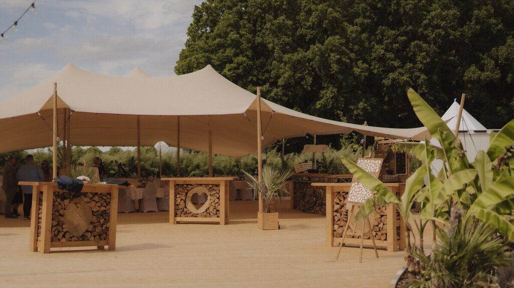 Stretchzelt für Event in beige mit vielen Sitzgelegenheiten und Bar