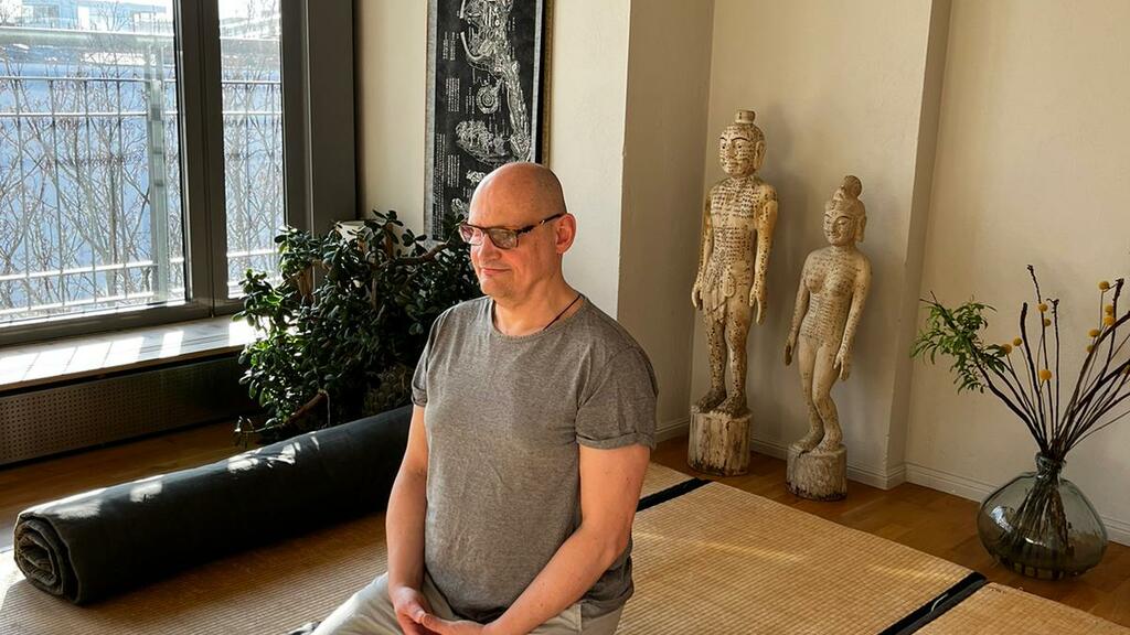 Lothar Linzen beim meditieren