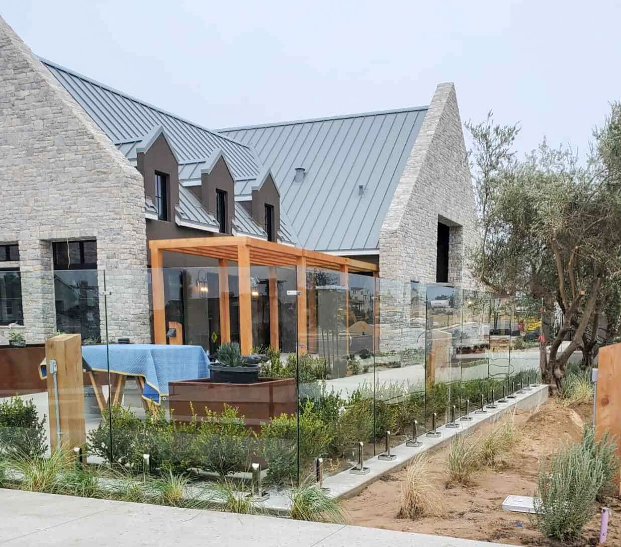 Outdoor glass fence - fabricated glass