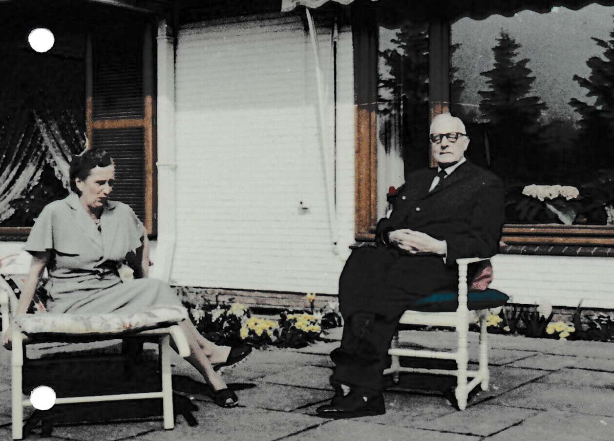 Ein altes Foto von Hans und Gretchen Tiedje auf der Terrasse