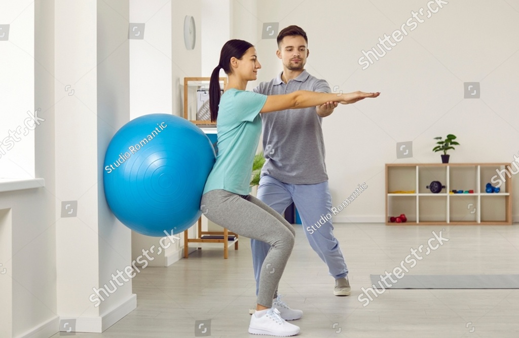 Foto zeigt Therapeuten mit Patientin bei der Krankengymnastik, mit Gymnastikball