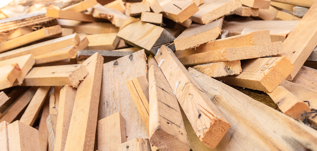 Haufen Altholz, Schonung der Umweltressourcen.