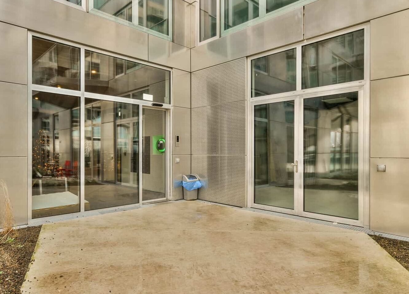 Insulated glass building entrance