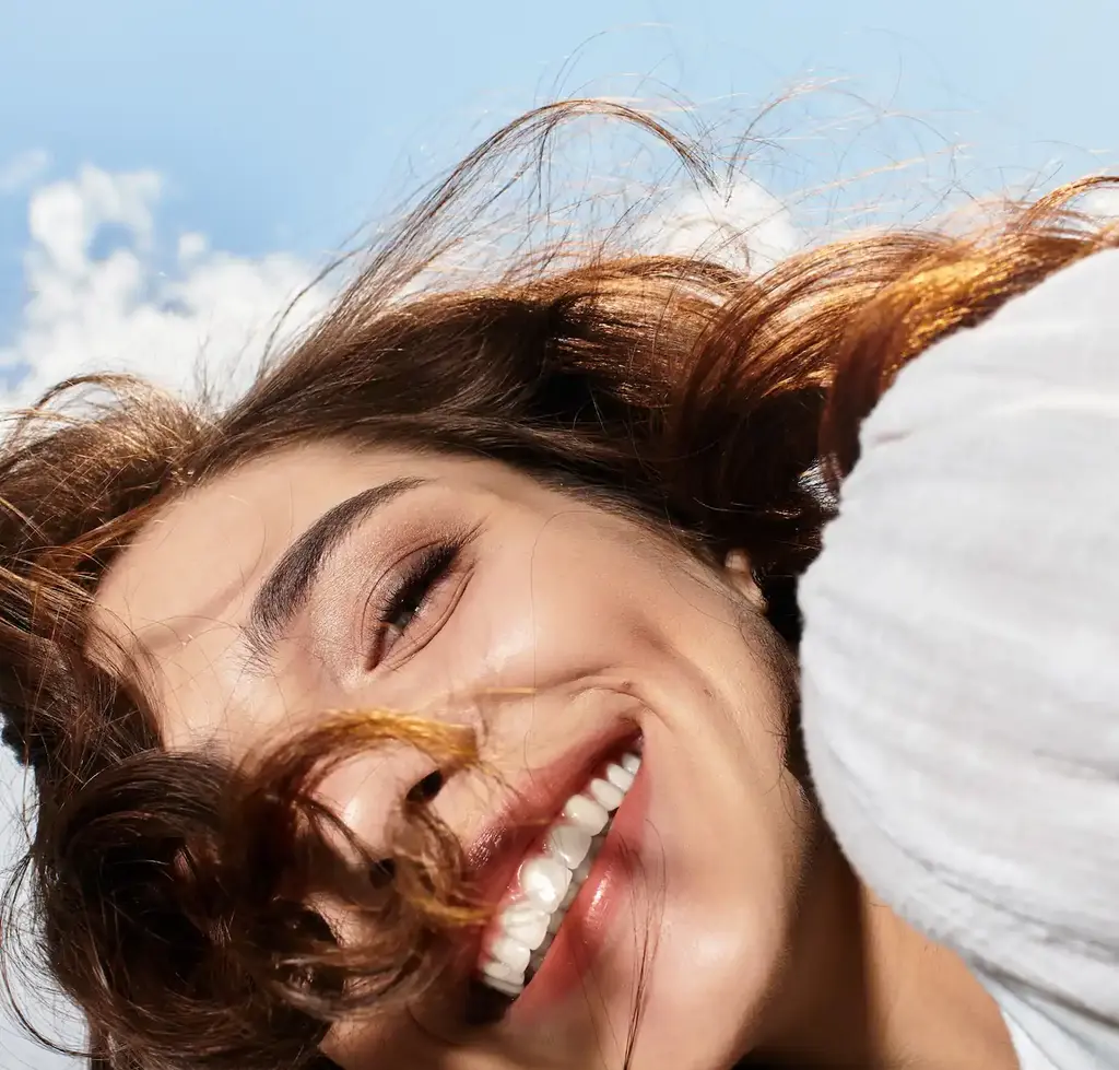 Leberflecken am Kinderrücken werden von Arzt untersucht