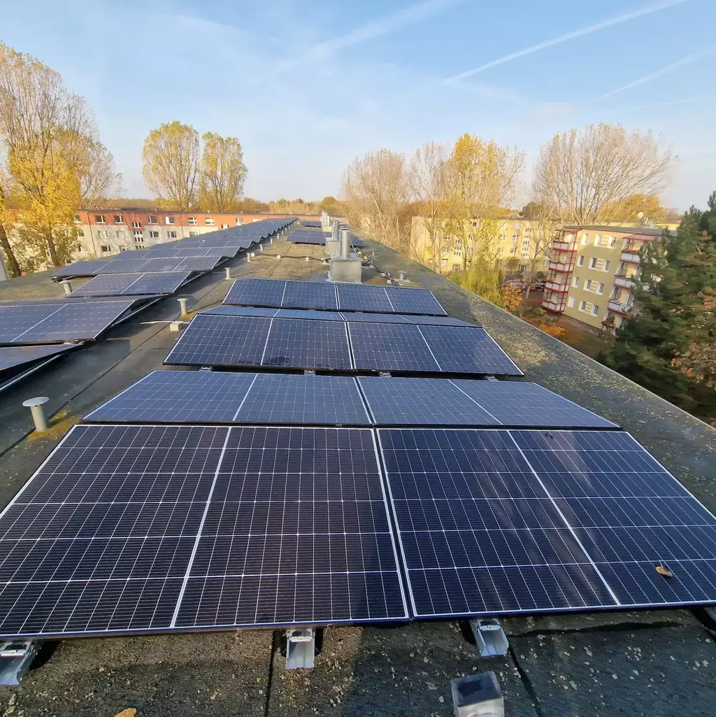 Mieterstrom-PV-Module auf dem Mehrfamilienhaus einer Berliner Wohnungsbaugenossenschaft