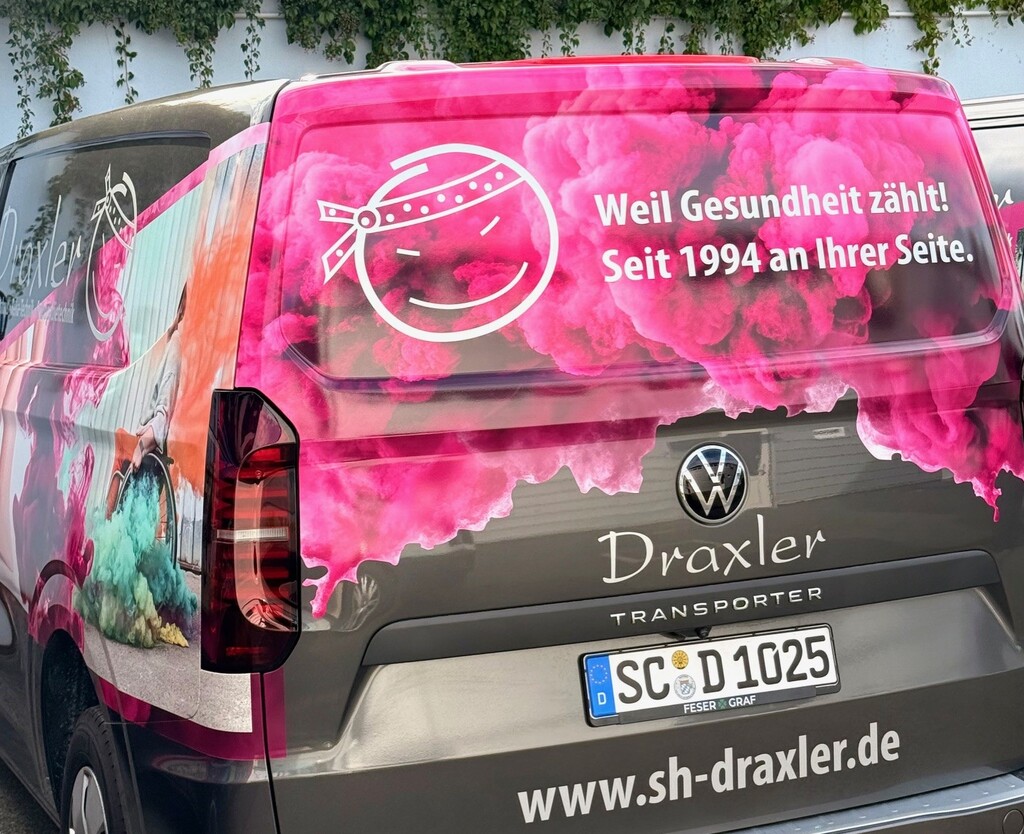 Arbeitsschuh wird geschnürt