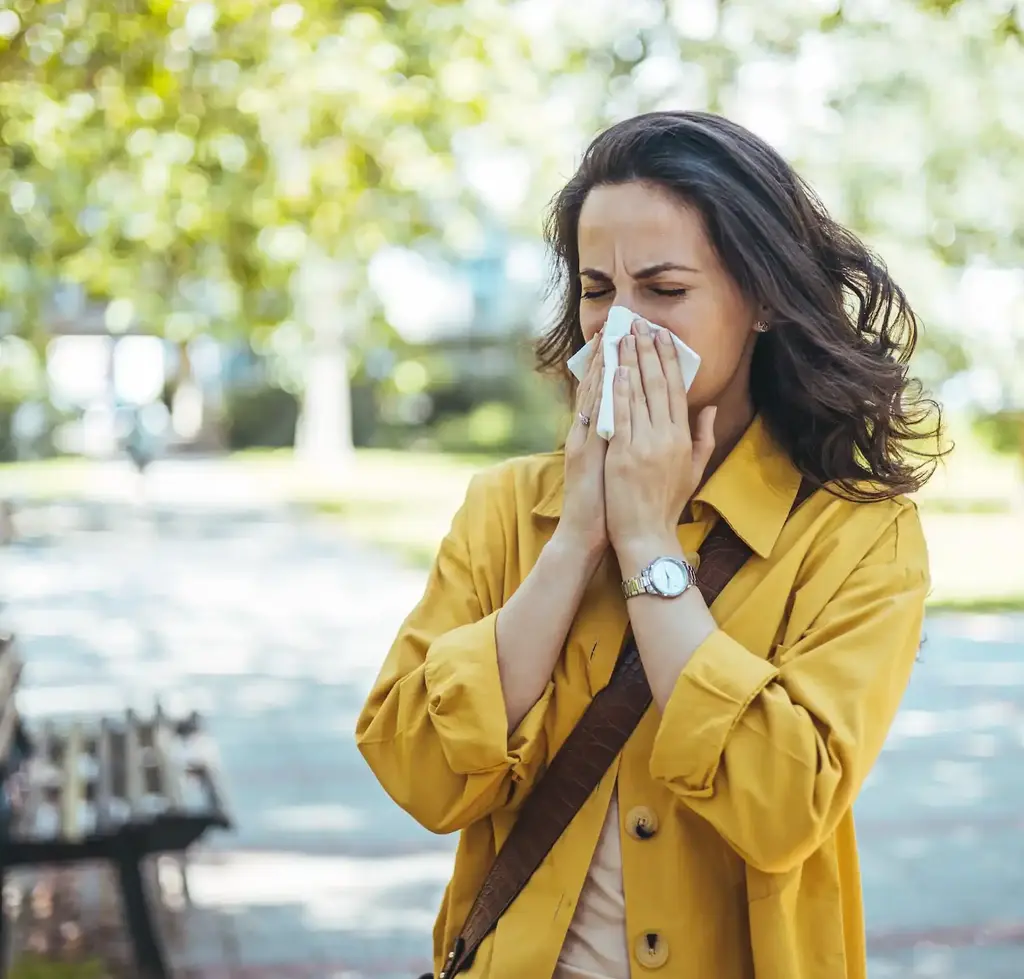 Frau mit Make Up schaut über Schulter
