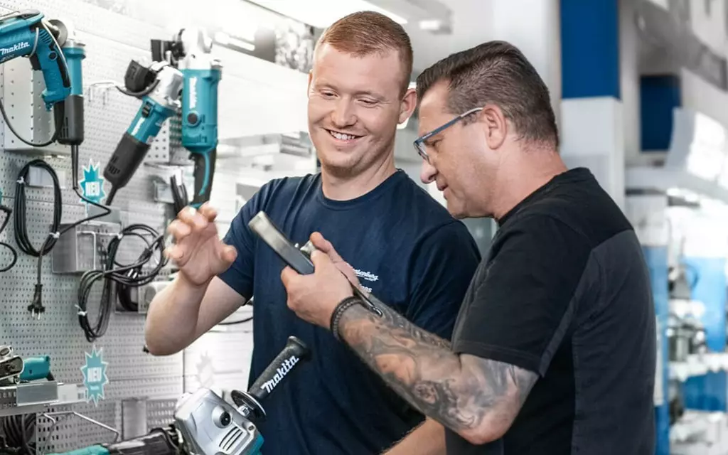 Zwei Meesenburg-Mitarbeiter vor einem Werkzeug-Regal