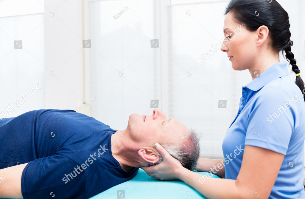 Foto zeigt Therapeutin mit Patient bei dermanuellen Therapie