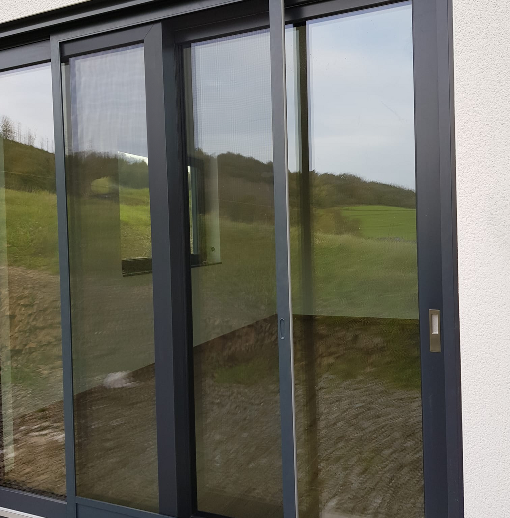 Insektenschutzgittertür geöffnet