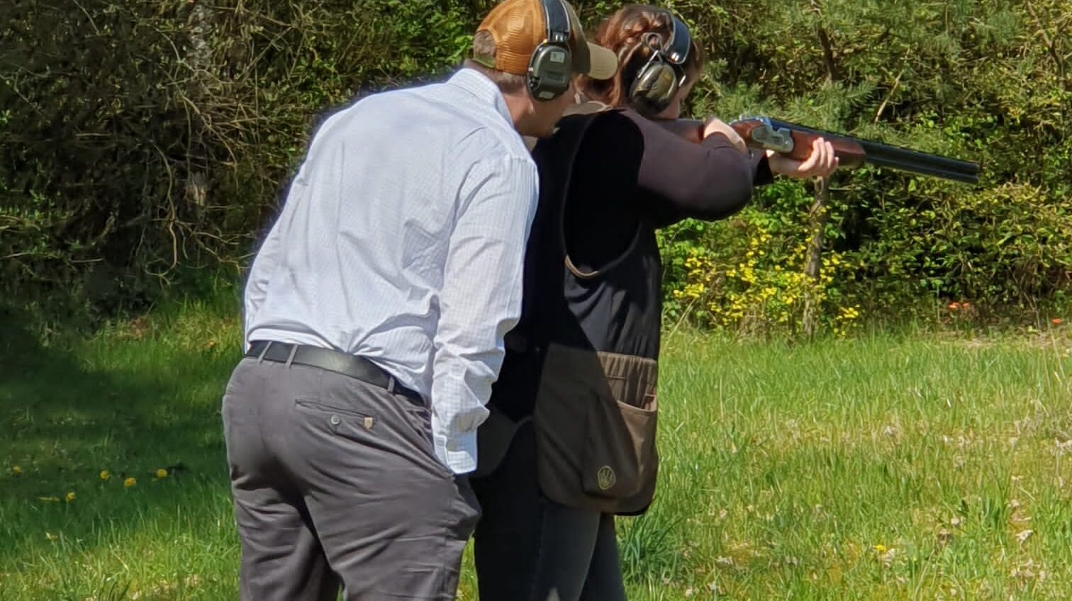Professionelle Schießausbildung im Großraum Hamburg, der Lehrer guckt der Schützin über die Schulter