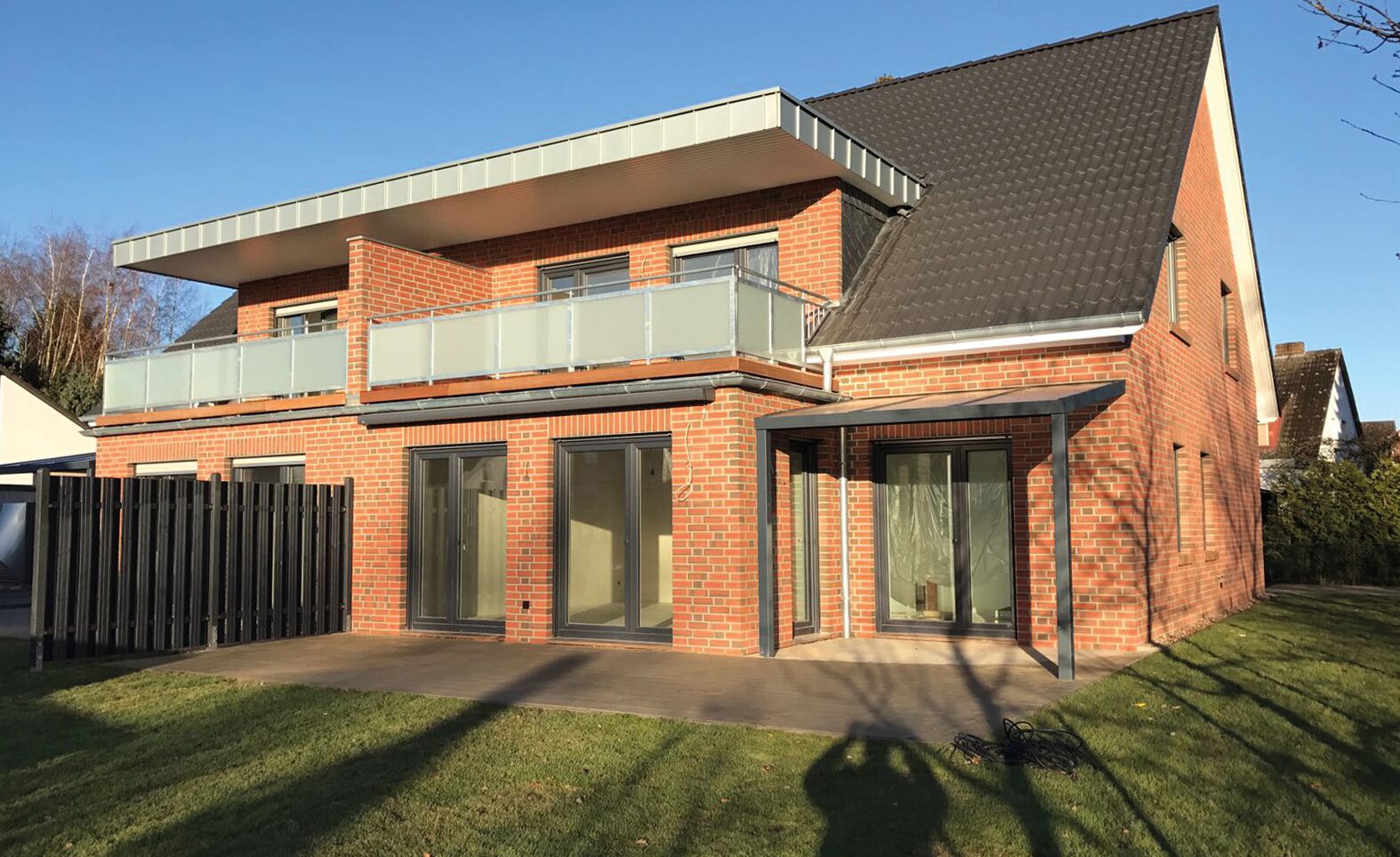 Modernes Wohnhaus mit Flachdach und großer Terrasse