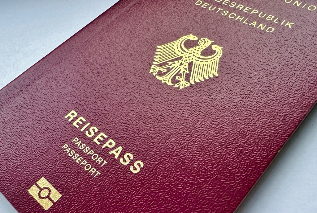 Nahaufnahme eines roten Reisepasses der Bundesrepublik Deutschland