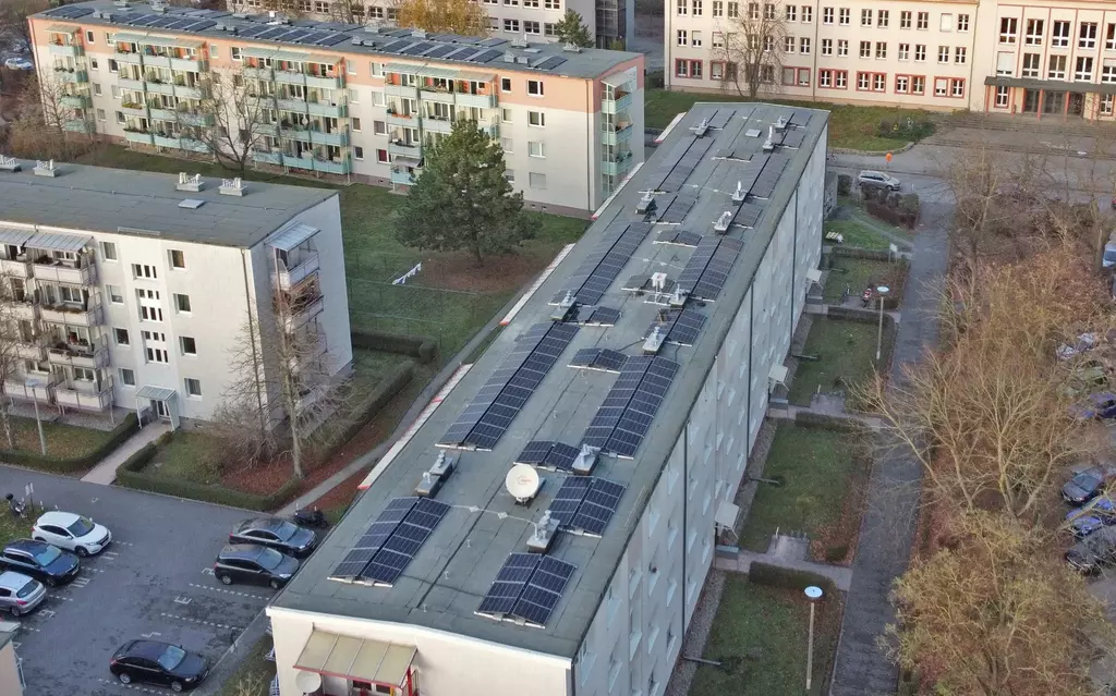 Luftaufnahme eines Mehrfamilienhauses der WBG Johannistal in Berlin mit Mieterstrom-Photovoltaik-Anlagen darauf