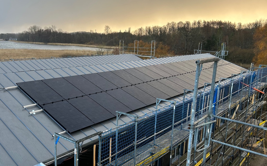 Dach eines Gewerbegebäudes mit einer Vielzahl an Photovoltaik-Modulen