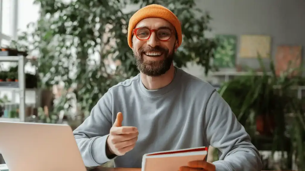Mitarbeiter arbeitet Versicherungsverträge am Laptop durch