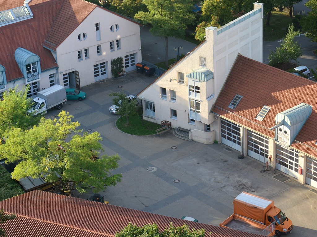 Bauhof Garching – Hofansicht mit Verwaltungsgebäude, Garagen und Einsatzfahrzeugen