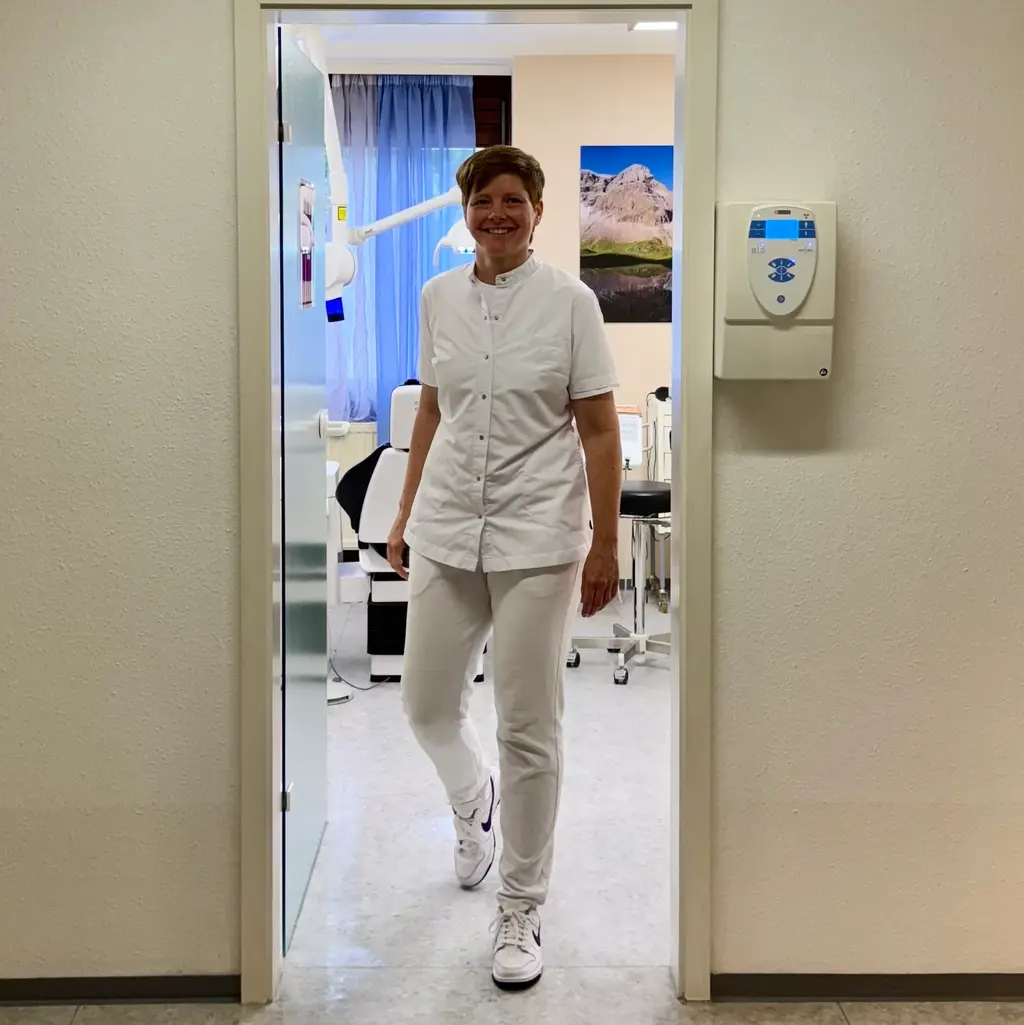 Zahnärztin Anne Kempf im Türrahmen