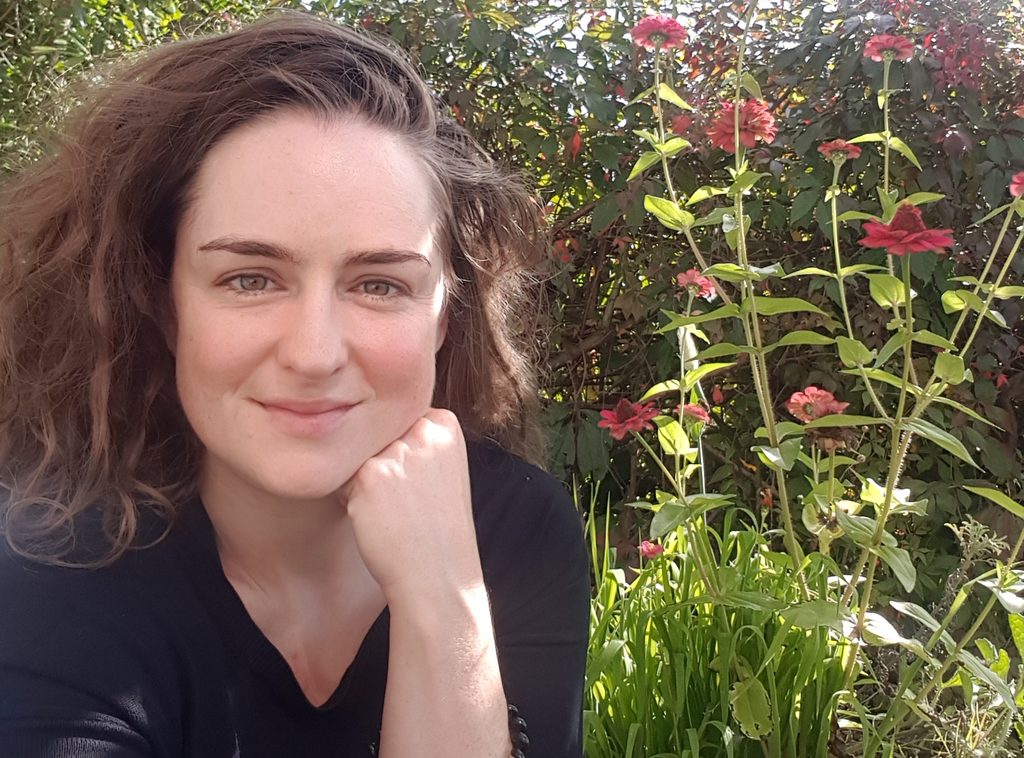 Isabelle Steiner im Garten mit Blumen