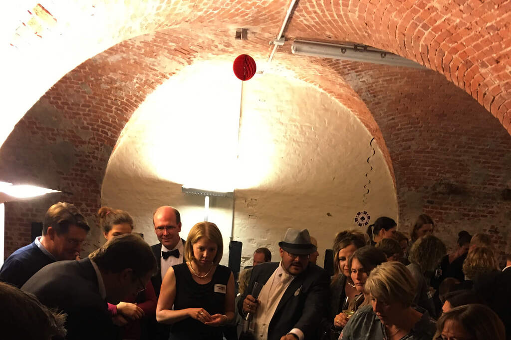 Gäste beim Casino-Event in historischem Gewölbekeller – mobiles Casino mieten