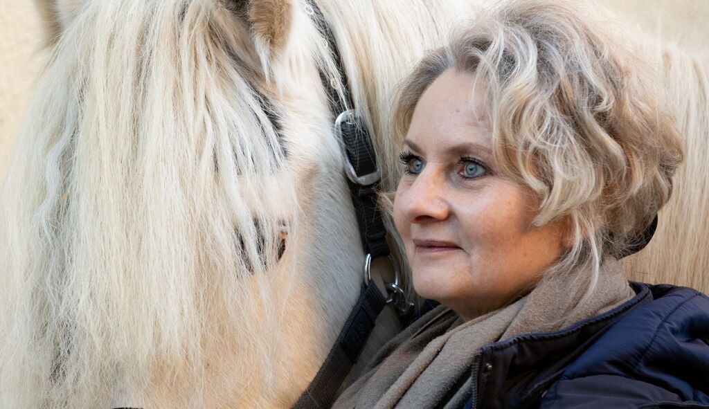 Zärtliche Katzenumarmung