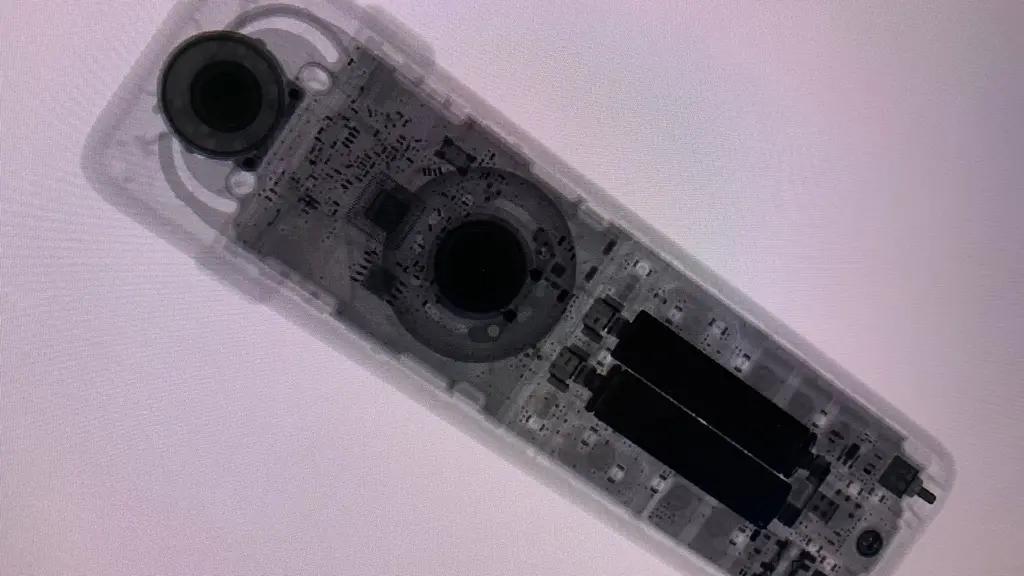 Arzt und Patient beim Computertomographen