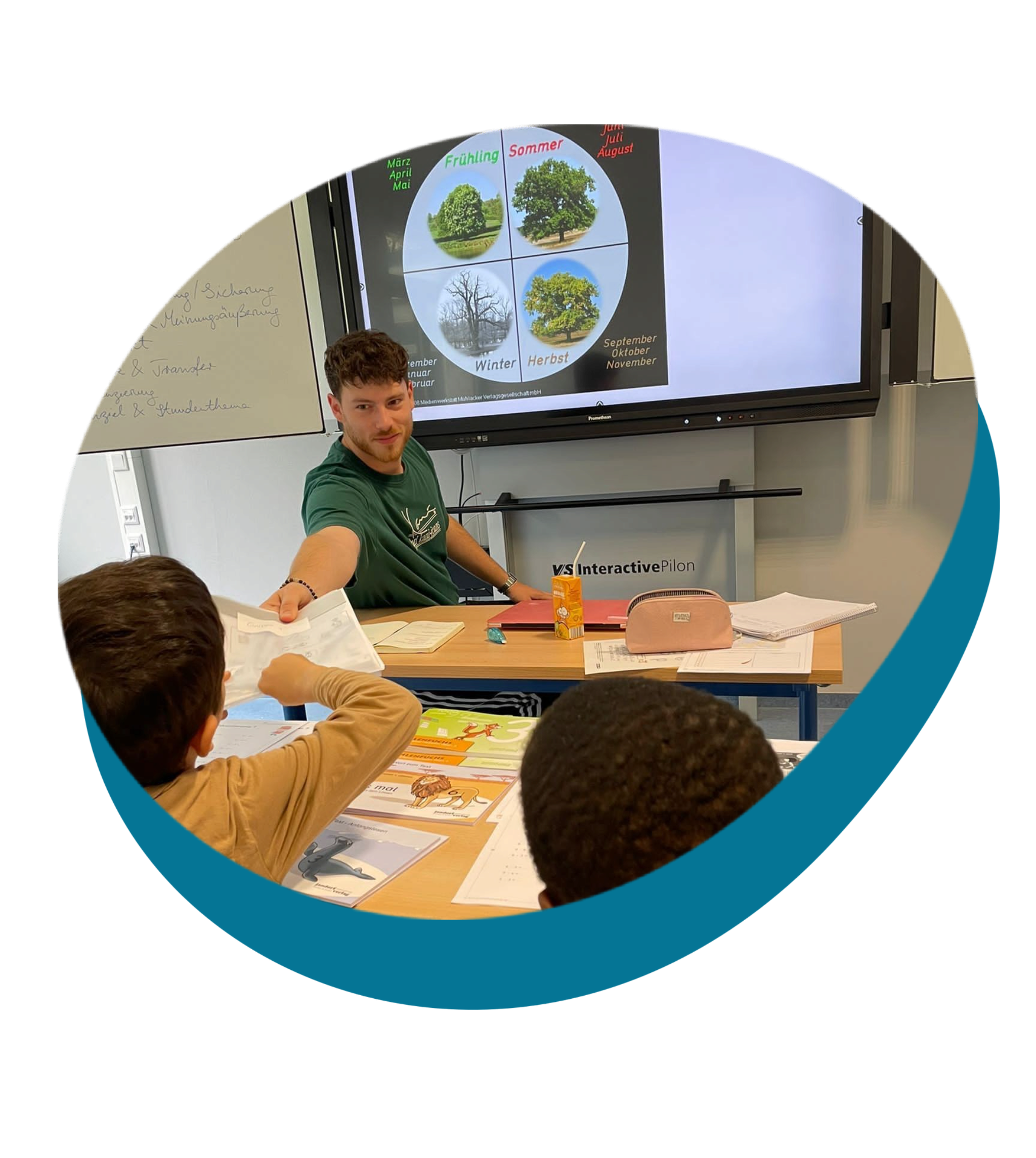 Lehrer erklärt Jahreszeiten im Unterricht
