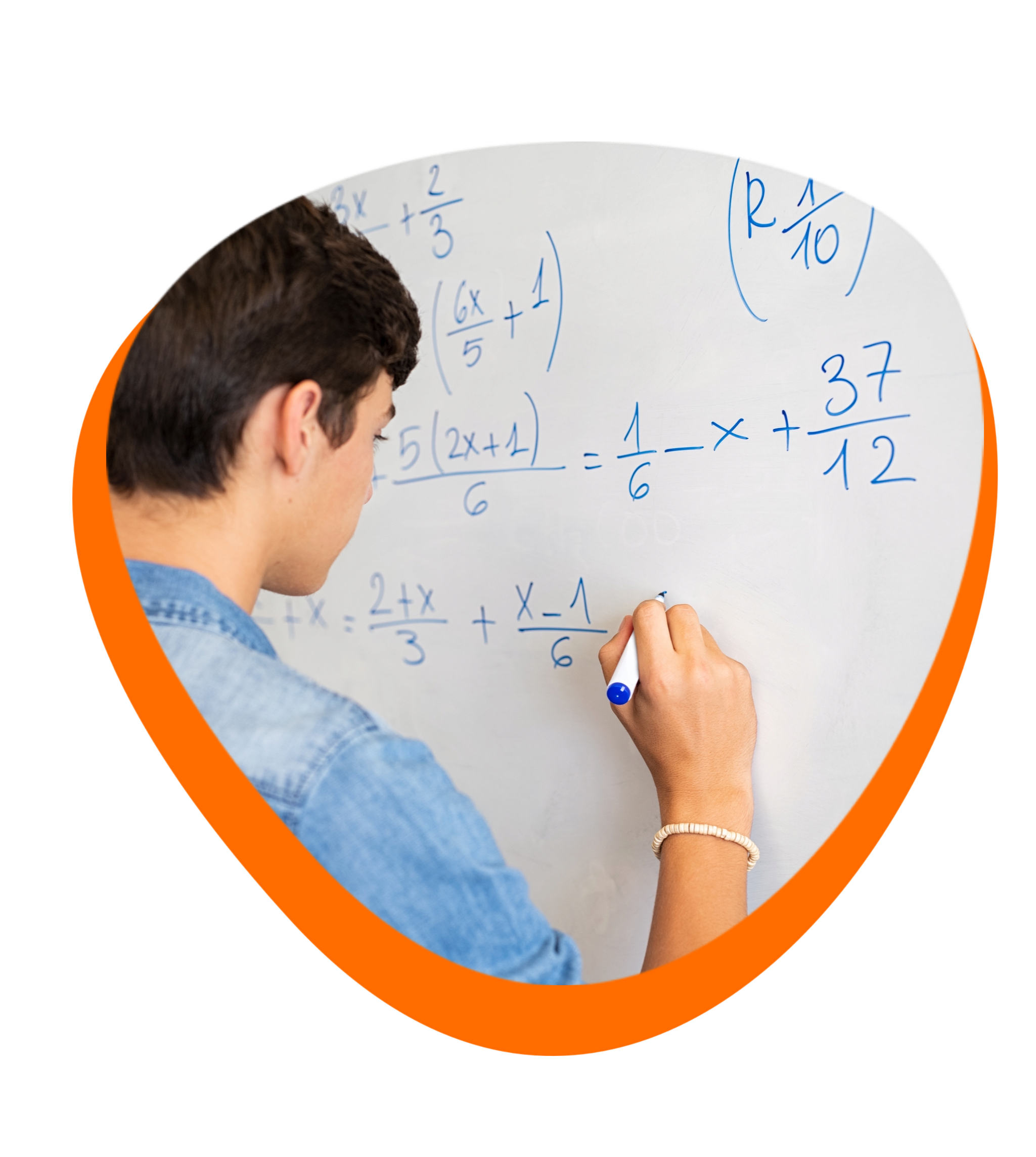 Schüler rechnet an der Tafel