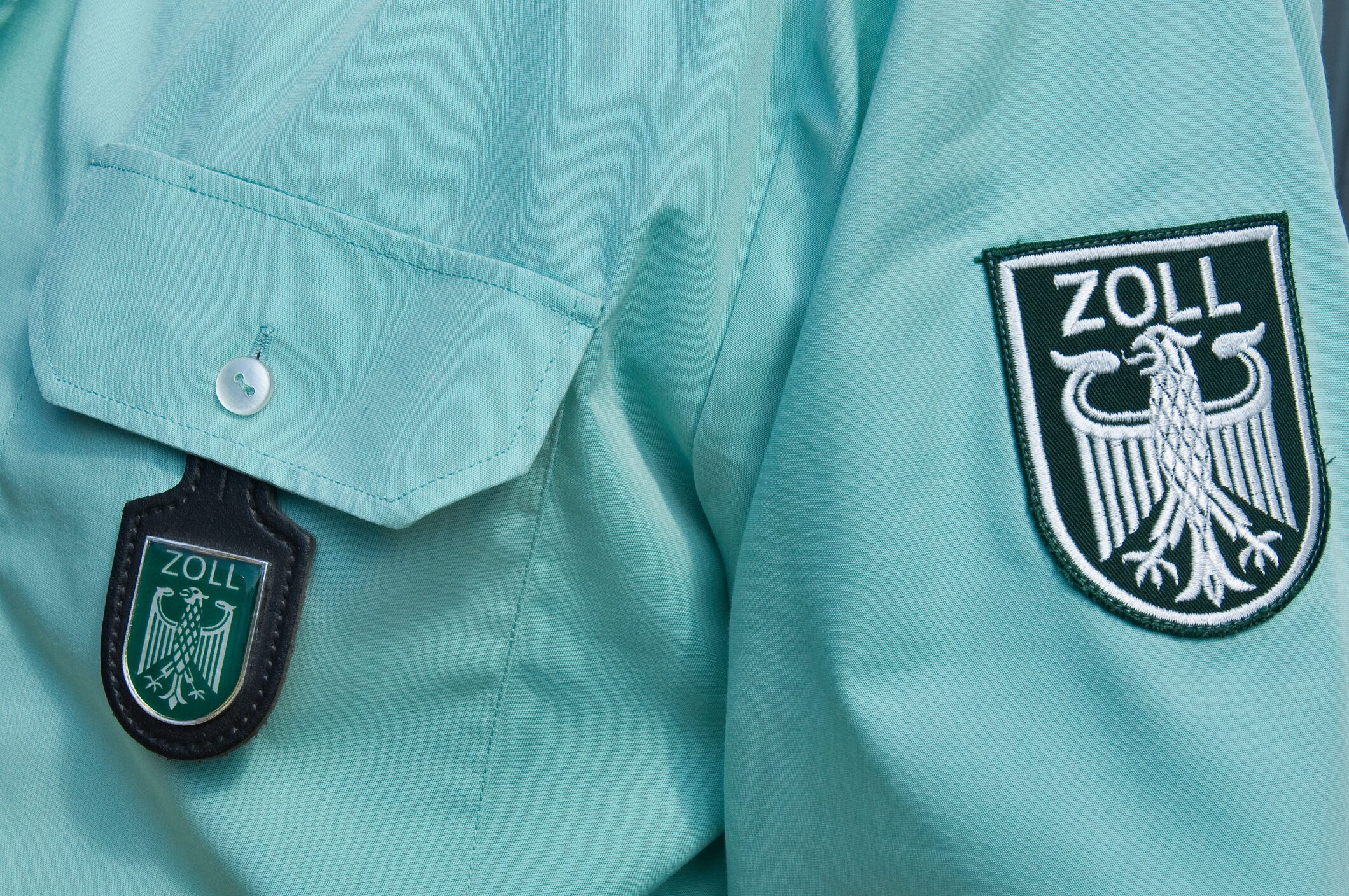 Zollbeamter mit Zoll-Wappen