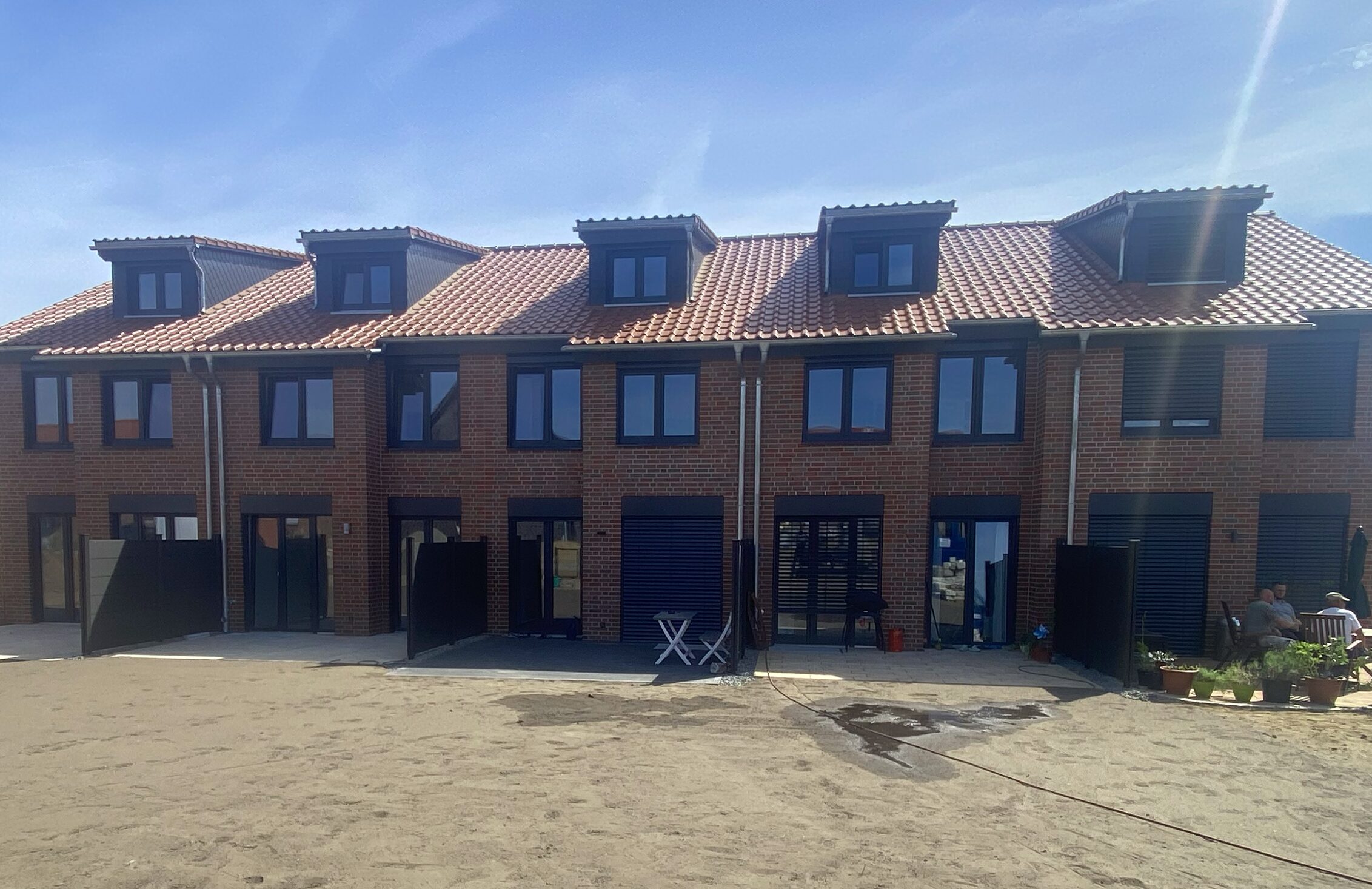 Reihenhäuser mit Gauben und rotem Ziegeldach