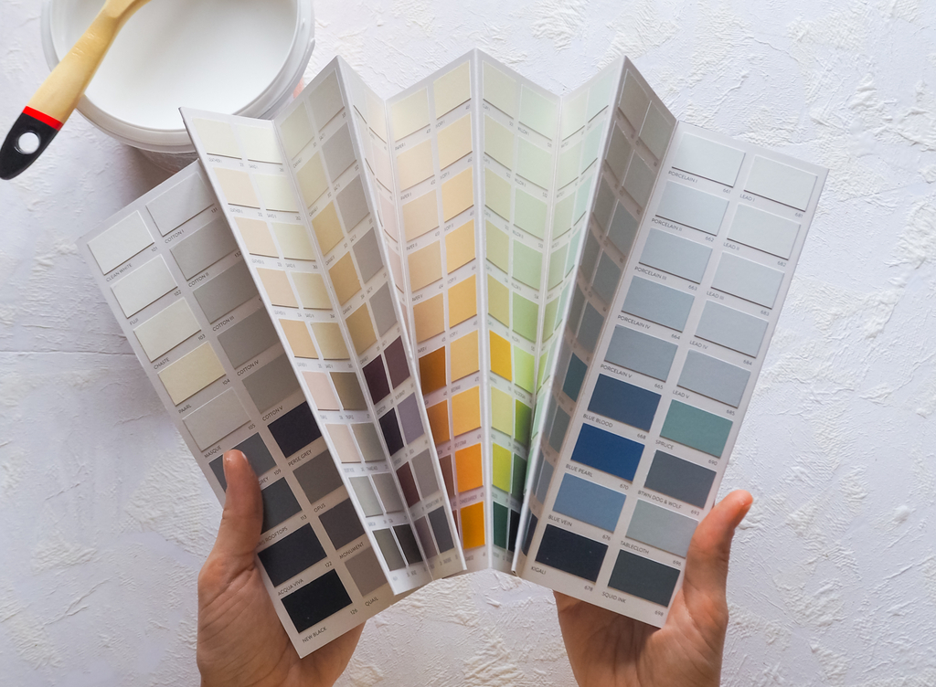 Person, die einen Farbfächer in der Hand hält