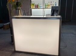 mobile Cocktailbar Berlin weiß beleuchtet